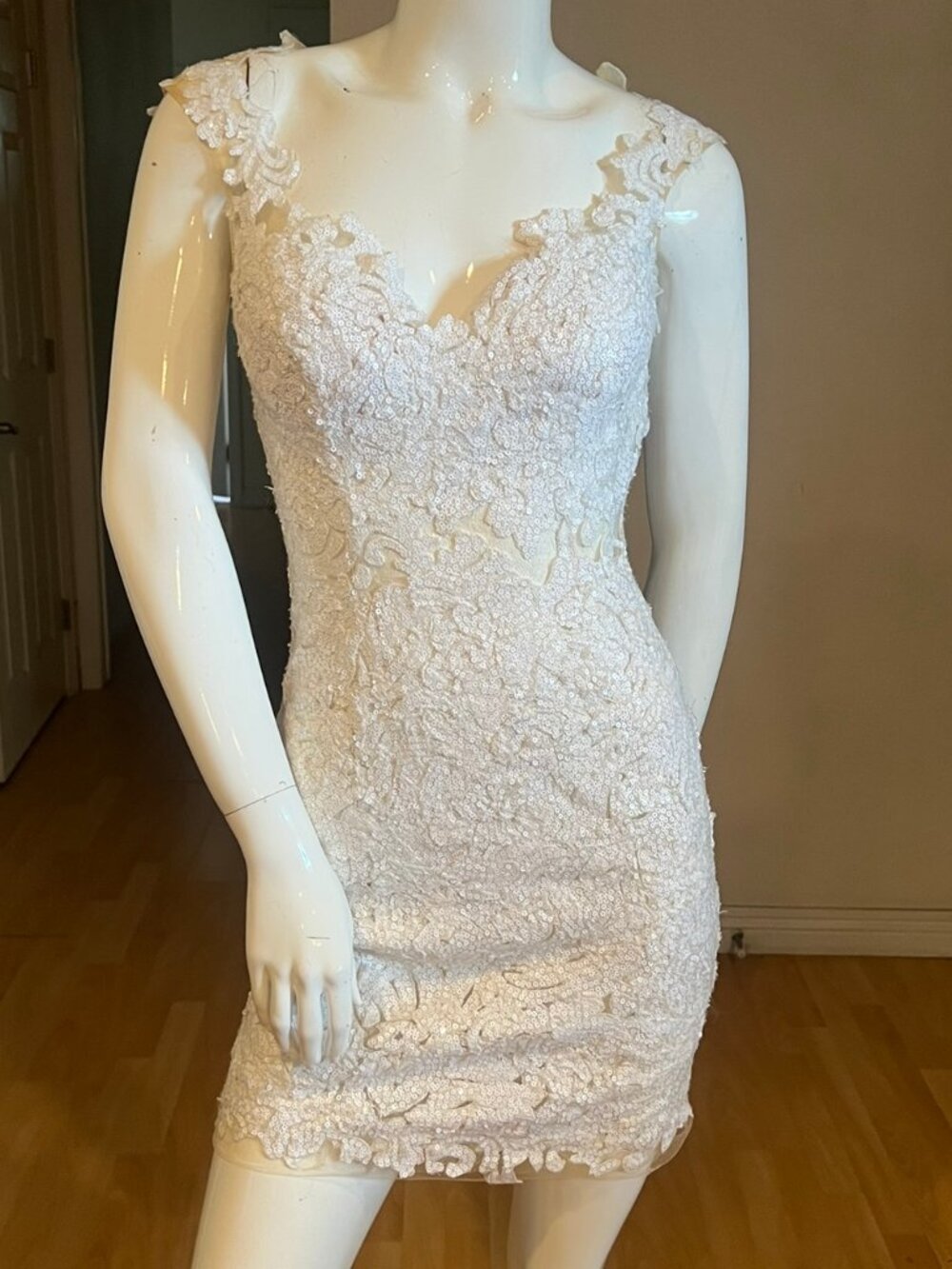 JOVANI EMBROIDERED SEQUIN WHITE FITTED DRESS SIZE 0